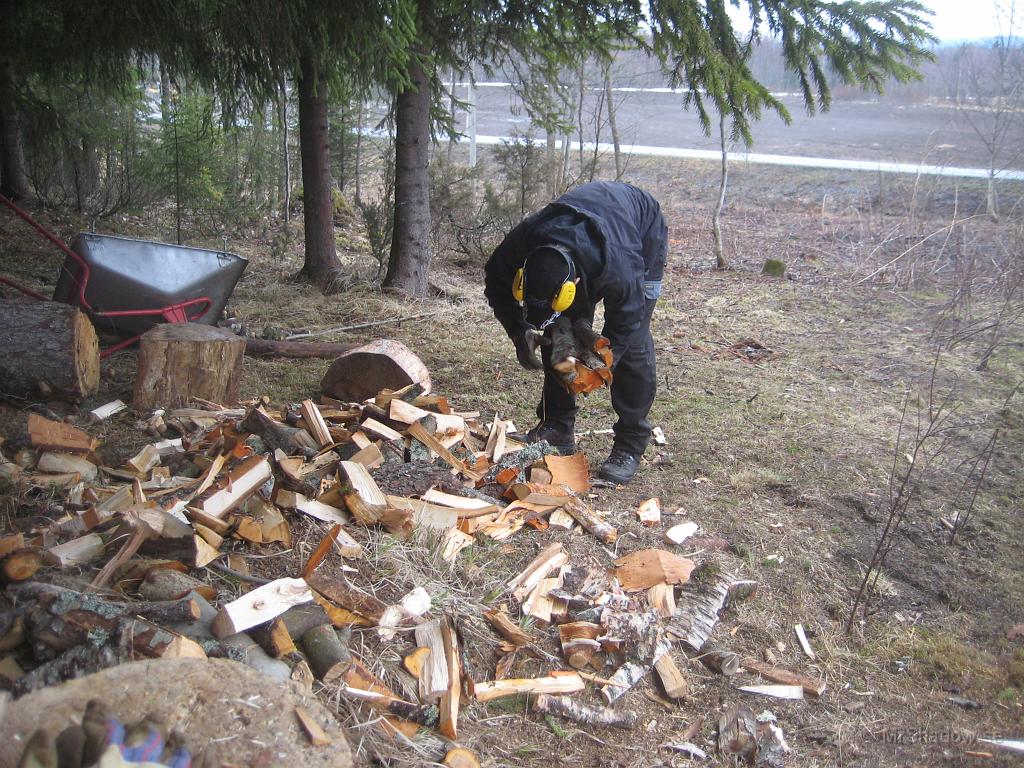 IX70_0962.JPG - 2008-05-03  Så var det dags för veden att värma en gång till... Nu skall den travas upp också.