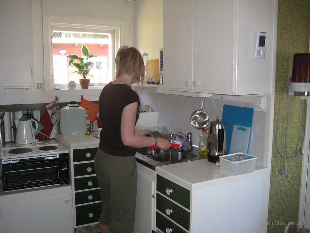 IX70_1016.JPG - M tar reda på resterna efter middan