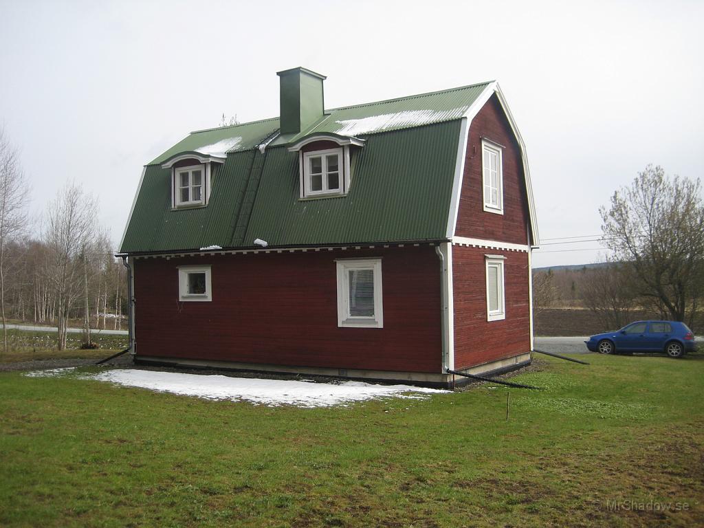 IX70_1031.JPG - Faktiskt ett lager på gräsmattan på norra sidan också.  Även på taket har det fastnat lite