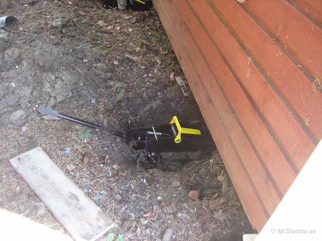IX70_1034.JPG - Nergrävd domkraft så att det går komma åt att lyfta...