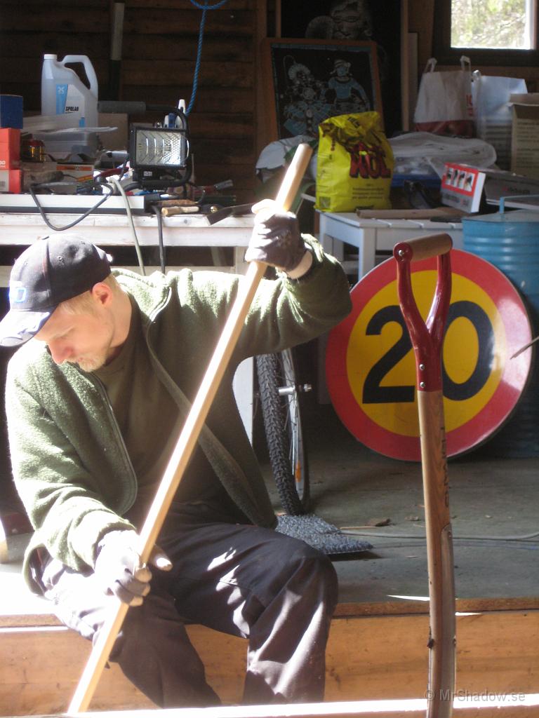 IX70_1045.JPG - Det går tydligen sköta krattan sittande
