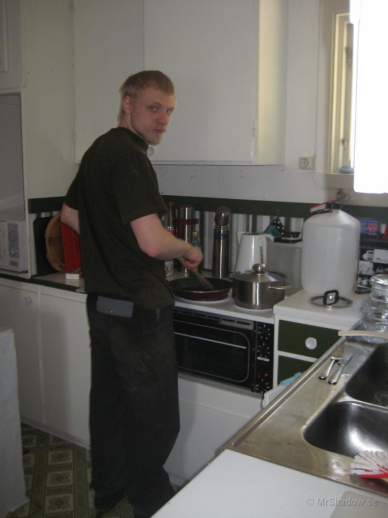 IX70_1048.JPG - Kåcken i Slåtte. Något så kulinariskt som makaroner och stekt korv