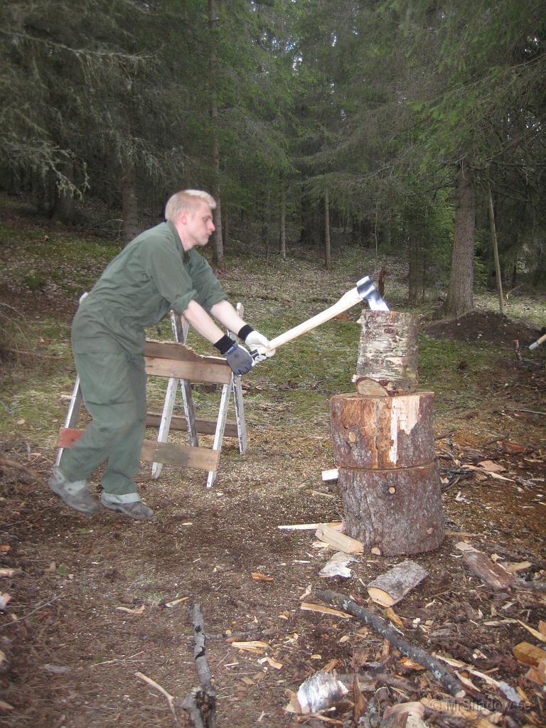 IX70_1052.JPG - Även Boduguard hittade upp under fredag eftermiddag. Lite vedhugging efter middan.