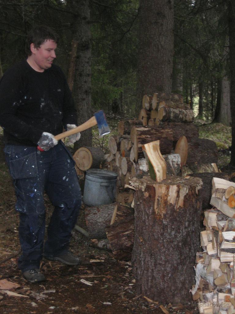 IX70_1053.JPG - Även J gör processen kort med tjuriga grankubbar