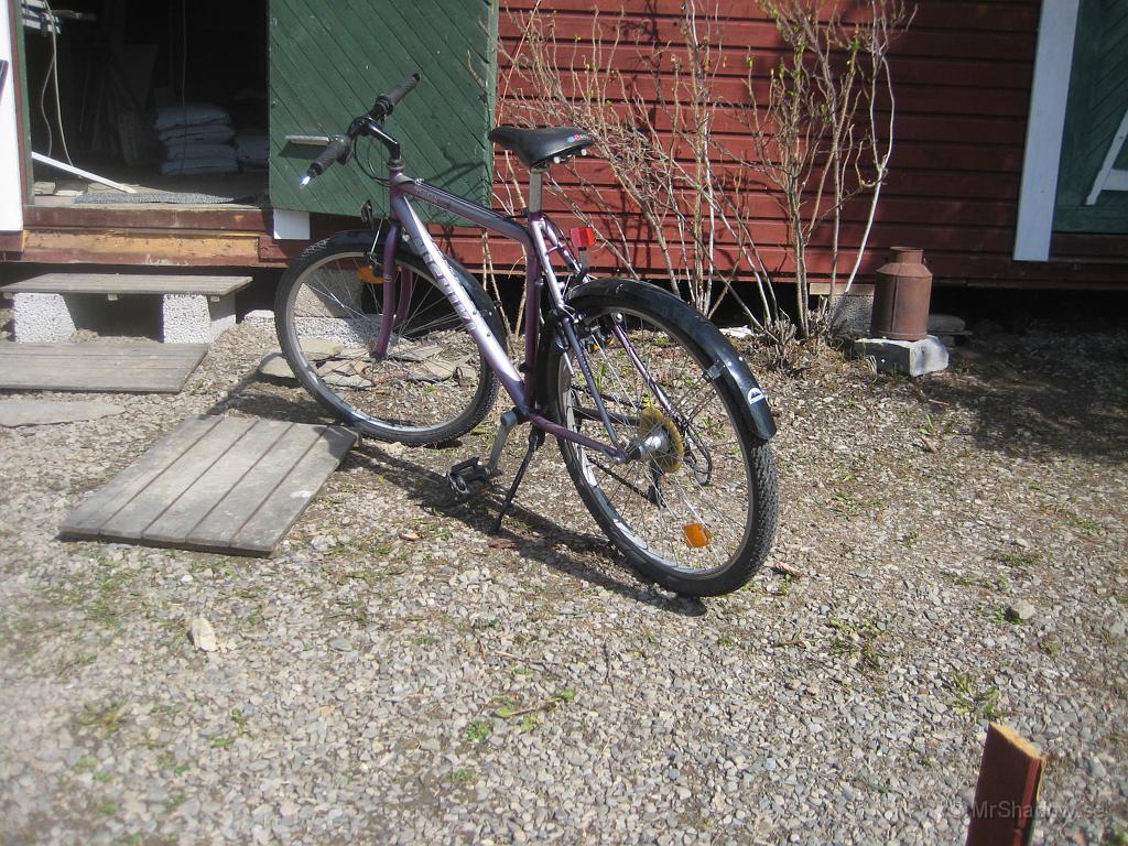 IX70_1062.JPG - 2008-05-25  E har donerat sin gamla cykel till Slåtte. Efter byte av slang i framhjulet och lite smörjning av kedjan med (såg)kedjeolja så fungerade den helt utmärkt.