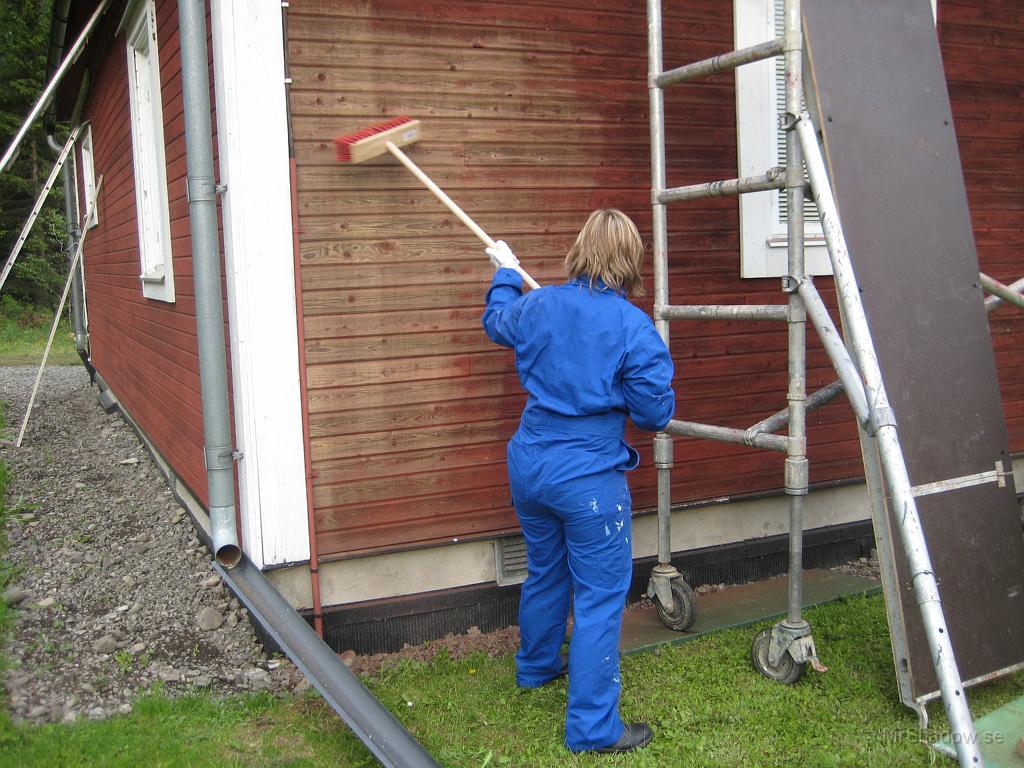 IX70_1226.JPG - T har börjat att sopa av gamla färgen från västra väggen. Det var inte mycket som satt kvar där heller..