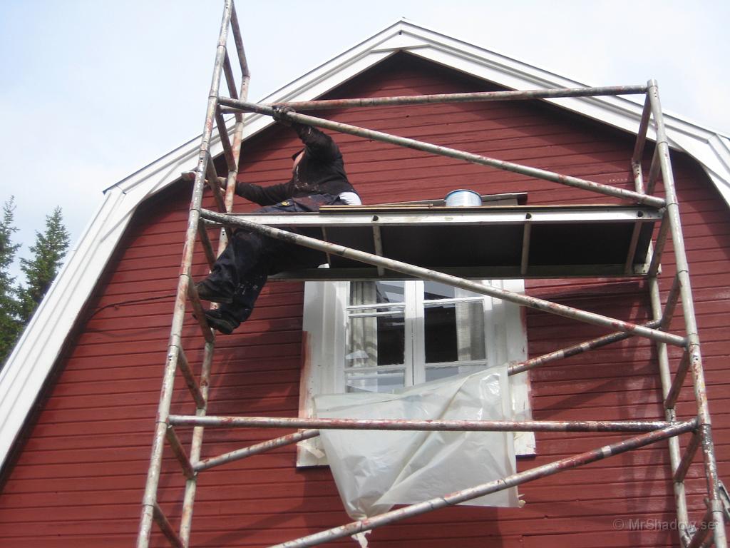 IX70_1271.JPG - När ställningen ändock är på plats så stryks vindskivor med lite vit färg. Grundning gjordes redan i höstas.