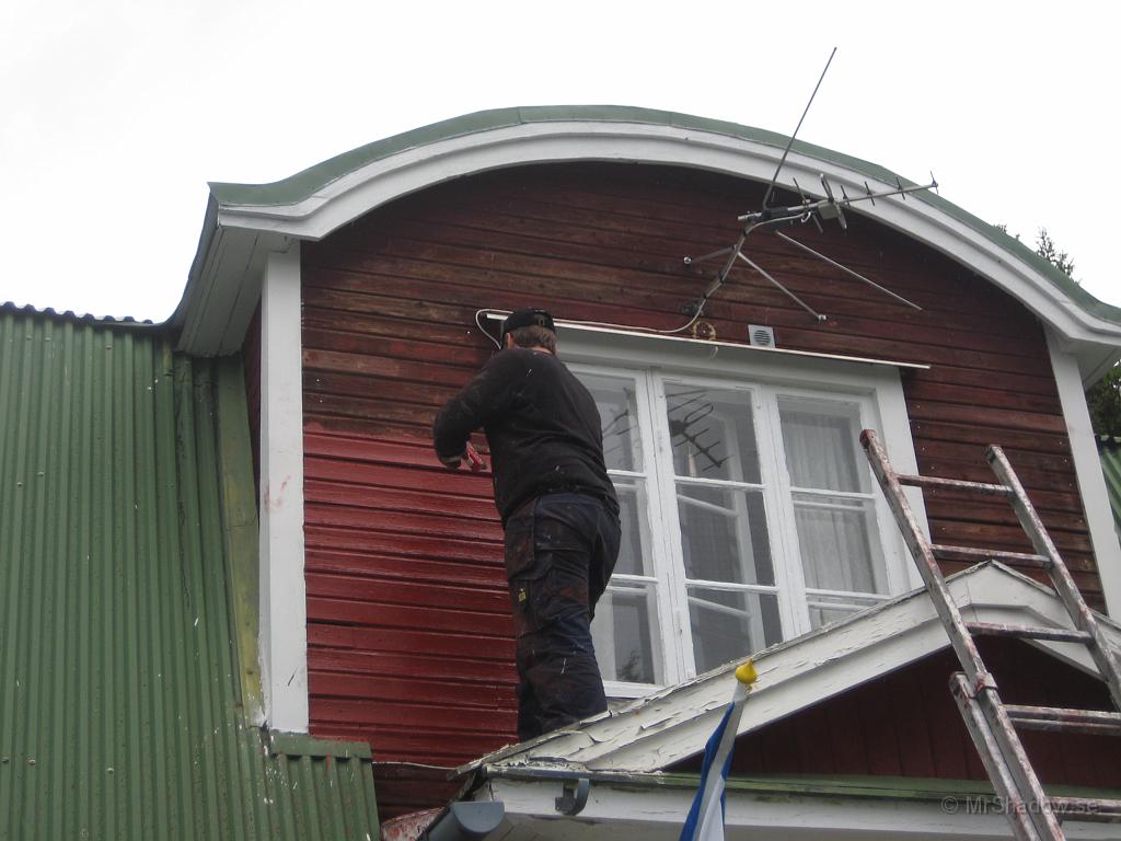 IX70_1281.JPG - 2008-06-15  Nytt höghöjdsjobb. J lägger på lite ny färg på väggen ovanför farstukvisten