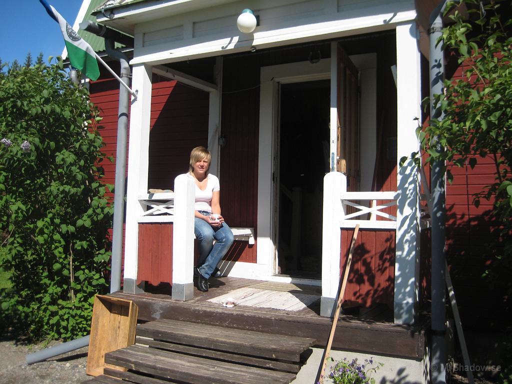 IX70_1348.JPG - 2008-06-29  Skönt i solen på morgonkvisten tycker E med en kopp kaffe.
