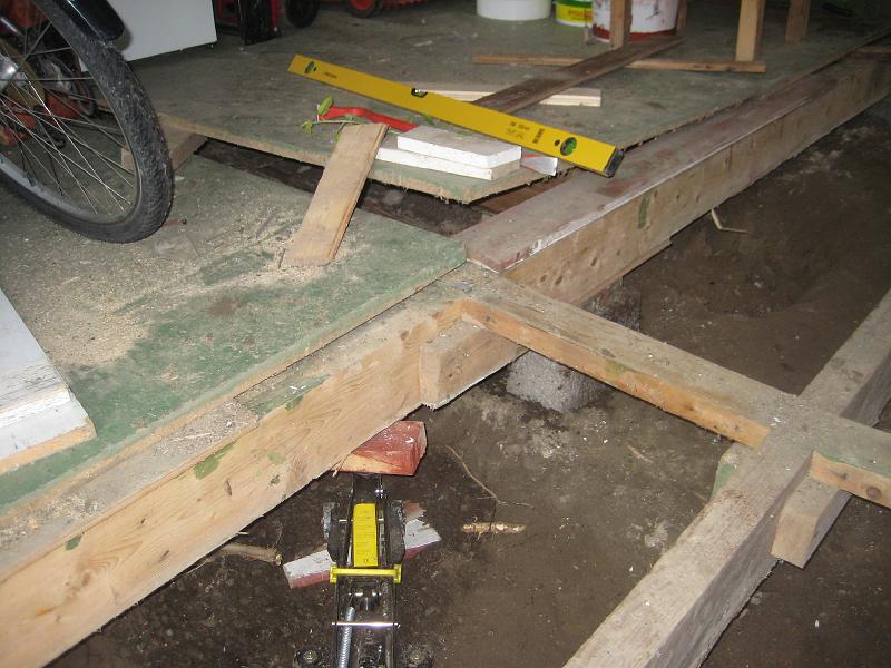 IX70_1560.JPG - 2008-08-03  Mer stabilisering av golv i uthuset. Denna golvås är bärande åt flera håll och består av två 2x7" som sitter ihop. Ändå så var golvet uppsalat med 1" mitt på. Nu med en extra stödpunkt så är det rakt..