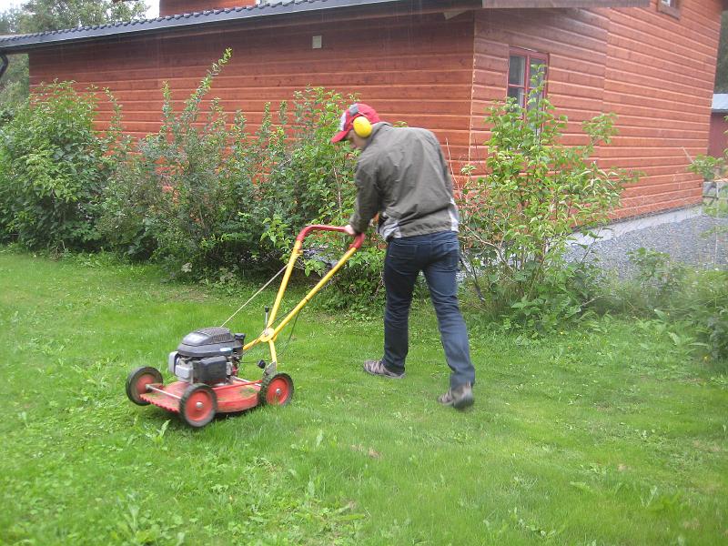IX70_1565.JPG - Även om växtvädret inte varit det gynnsammaste, så behövdes gräset trimmas.