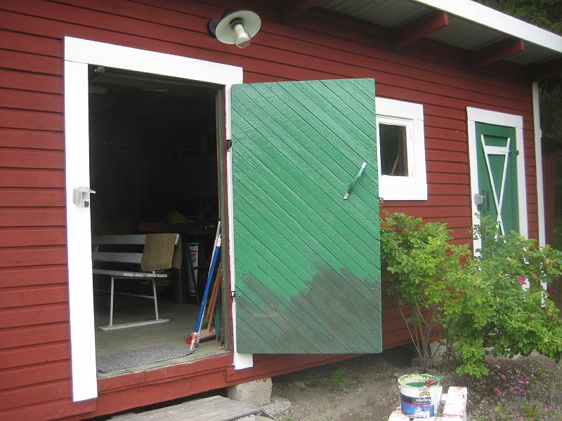 IX70_1568.JPG - 2008-08-09  Lite ny färg på insidan av dörrarna på uthuset ser ju inte fel ut.