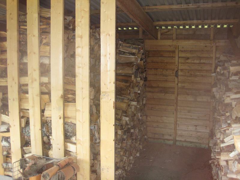 IX70_1596.JPG - 2008-08-17  Nu börjar det bli lite ved i vedboden också. Det till vänster är färsk ved och till höger lite av den gamla som är kvar.