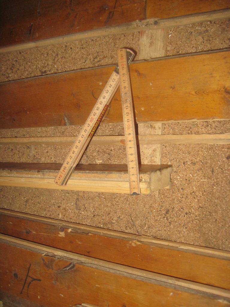 IX70_1680.JPG - Skapligt tjocka golvplank 34mm, så det har varit ett stadigt golv