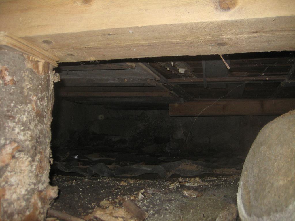 IX70_1687.JPG - Lita annan vinkel från underjorden, mot norr är det nu typ.Här kan man se att det gjorts lagning från undersidan. Ingen vanlig trossbotten..