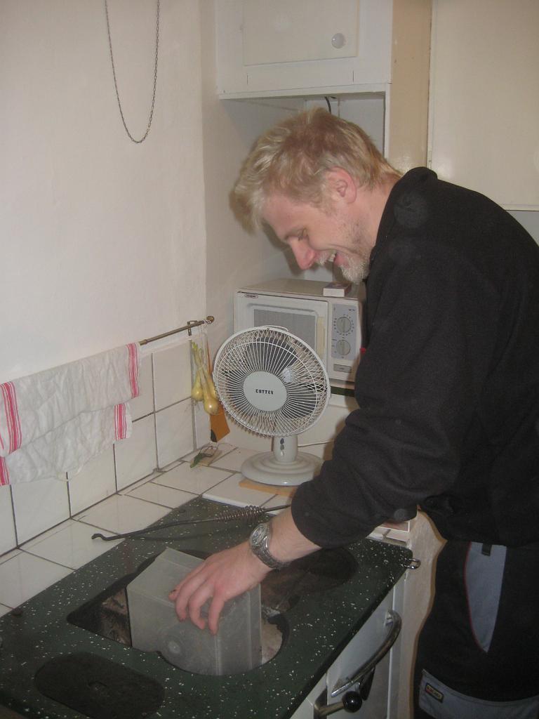 IX70_1752.JPG - 2008-09-21  Bodyguard jobbar med sotning av spis. Det var lite dåligt drag, så vi insåg att det var dags att rensa ur spisen lite sot och aska.