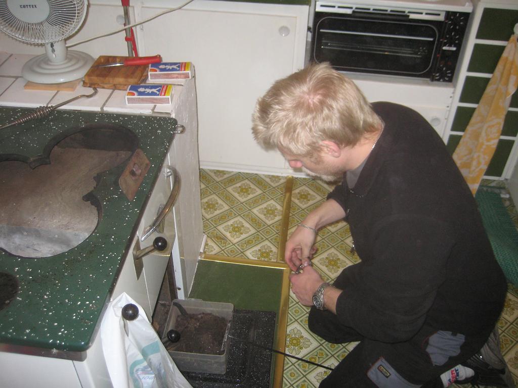 IX70_1754.JPG - Det var lite bökigare att rensa nedre delarna genom sotluckan, men inget är ju omöjligt.Bodyguard funderar lite på att kanske bli riktigt proffs på detta dv.s bli sotarmästare.