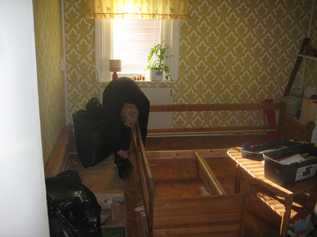 IX70_1768.JPG - Det står en massa möbler i vägen i vardagsrummet. Bodyguard demonterar soffan