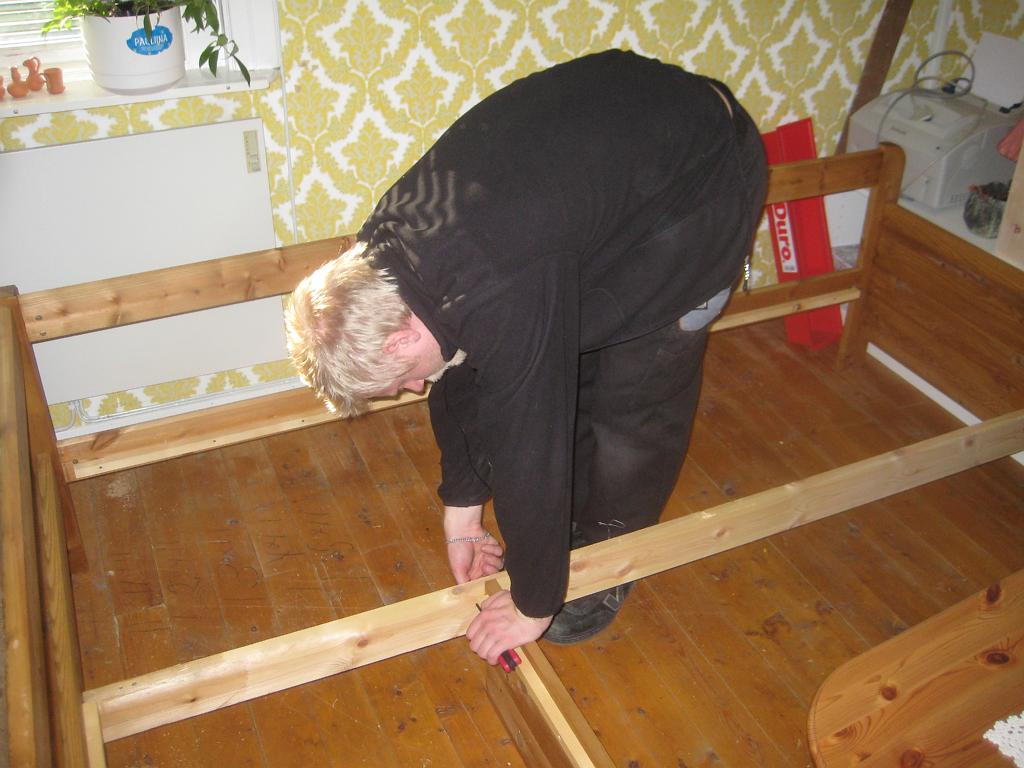 IX70_1769.JPG - Många delar är det också, då det är en vinkelsoffa, samt utdragbar och bäddbar