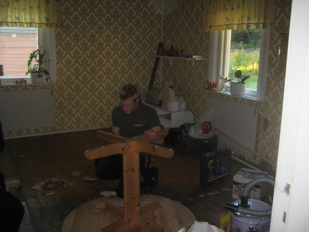 IX70_1770.JPG - Även det runda bordet skall plockas isär för att ställas bort.