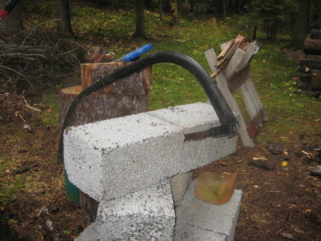 IX70_1805.JPG - 2008-09-27  Hugga i sten har man ju hört, men det går utmärkt att såga i "sten" också.. Mycket gammal bågsåg i ett lecablock