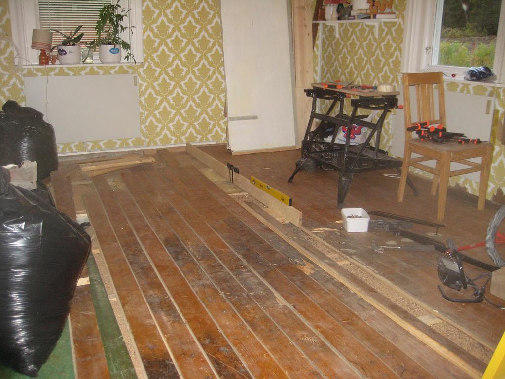 IX70_1813.JPG - Plockat tillbaka lite lösa golvplank så att det går att gå..