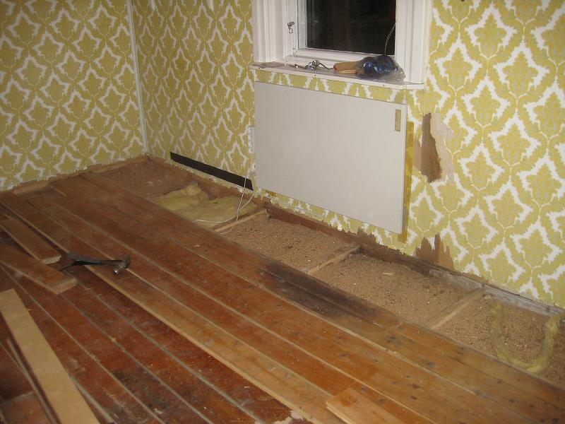 IX70_1819.JPG - Nu är sista golvplankan upplyft