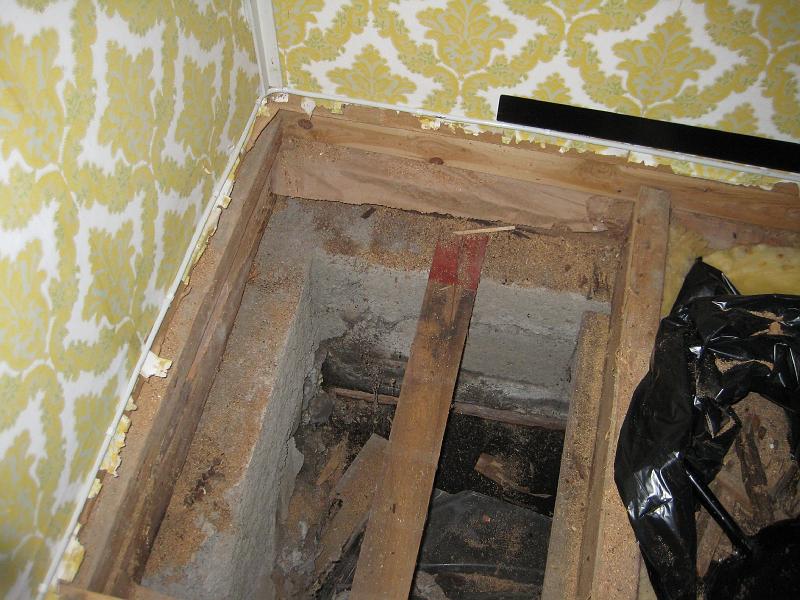 IX70_1824.JPG - 2008-10-02  Extra förstärkning av trossbotten. Helt friskt var inte virket så den förstärkningen behövdes nog tidigare. Större delen av det virket är numera omvandlat till värme;-) Uttorkad fuktskada gjorde virket mer lämpligt som bränsle
