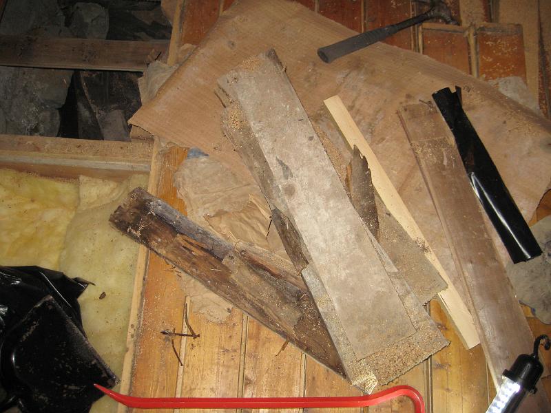 IX70_1825.JPG - Vissa delar av trossbotten ser ut att vara gammalt formvirke, grått av cement.