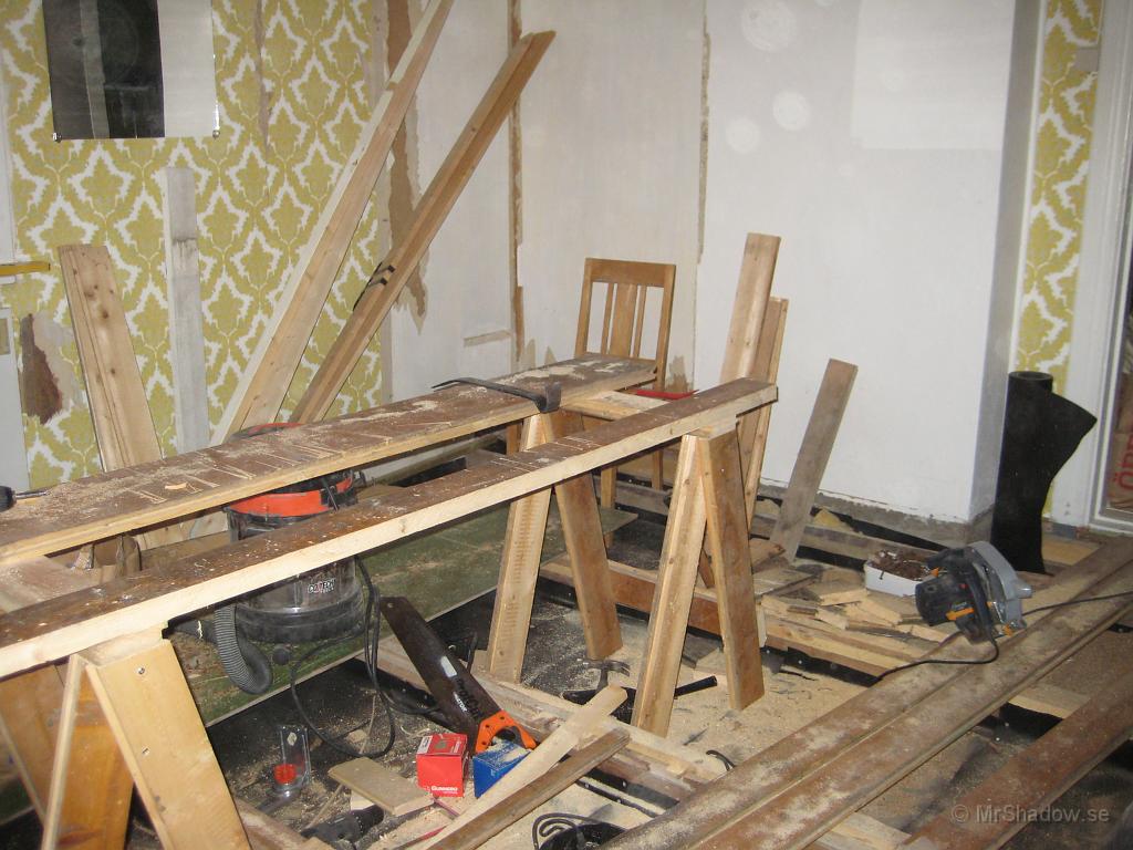 IX70_1915.JPG - 2008-10-12  Stökigt som det ser ut... Byggde en arbetsbänk av gamla golvvirket så att man får en dräglig arbetshöjd för snickeriet
