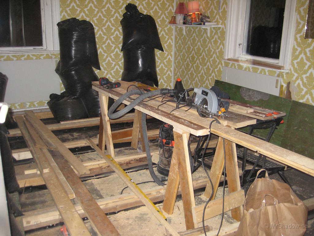 IX70_1929.JPG - 2008-10-17  Många maskiner är det och när det skall sågas eller hyvlas med maskin, ja då är det bra med en spånsug = stor dammsugare