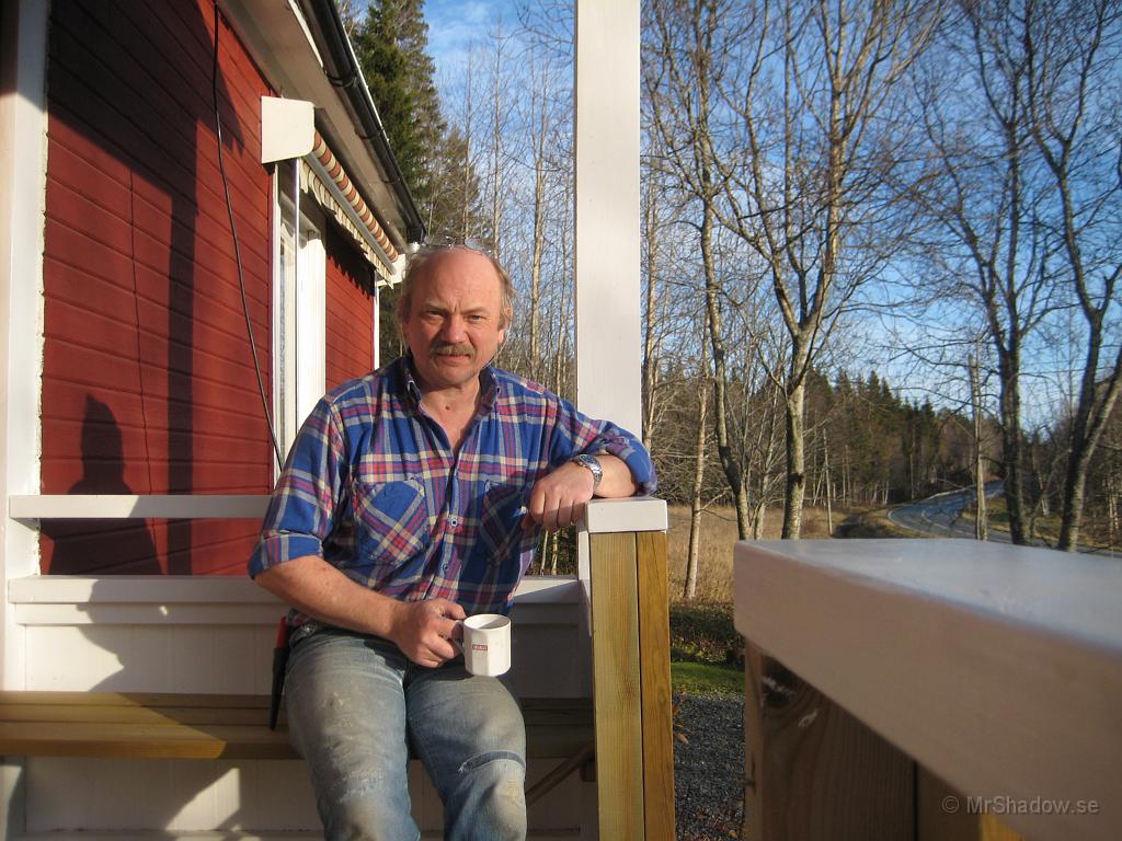 IX70_1969.JPG - Kafferast på farstukvisten måsta man ta ibland. Det var nog minst 10 grader och solsken. Nästan som norrländsk sommar