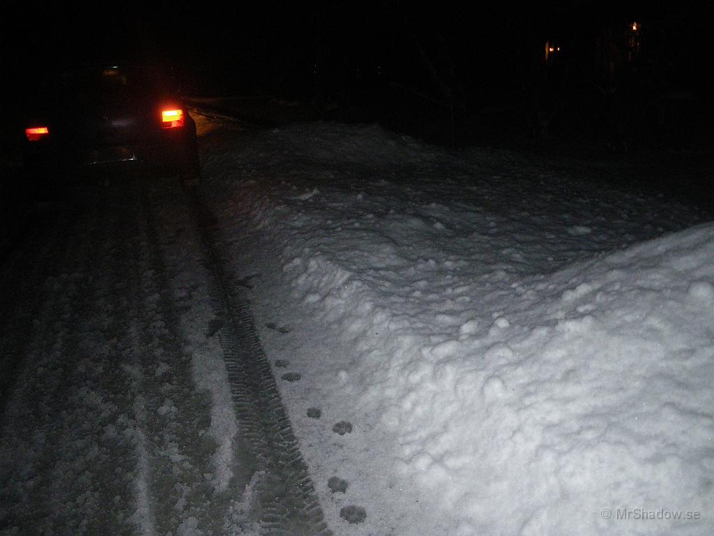 IMGP0008.JPG - 2008-11-27  Så har det kommit lite snö igen... Plogbilen har varit "snäll" och fixat en redig plogvall. Det var ca 10 cm blötsnö på uppfarten och plogvallen var liiite kompaktare ändå. Tungt var milt uttryck.