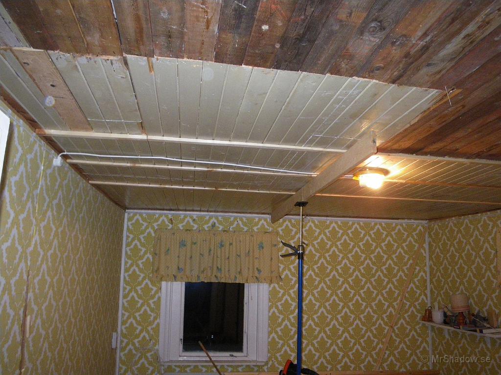 IMGP0022.JPG - Så var det takjobb igen. Riktbrädan uppe och nya mätningar på G