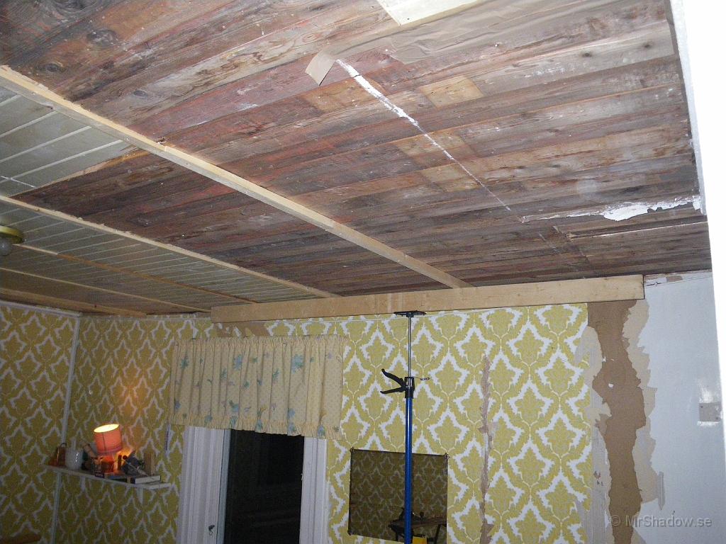 IMGP0026.JPG - Så lite mer takjobb. Nu har det kommit upp lite fler riktlinjer i taket, men än fattas det några. Nu börjar det på att fela 50 - 60 mm