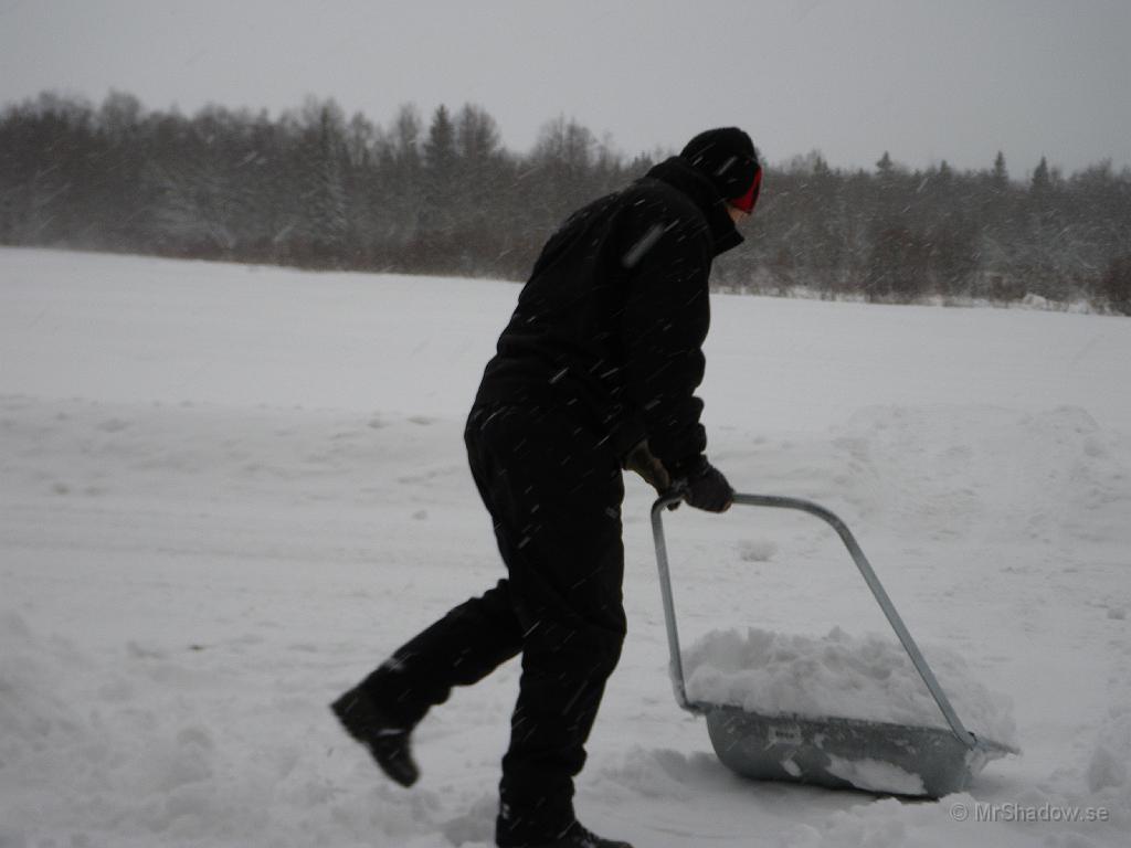IMGP0028.JPG - 2008-11-30  Boduguard anlände i snöovädret på kvällen och har nu första passet på snöröjningen.