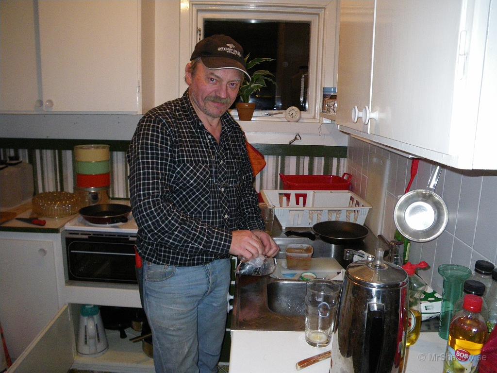 IMGP0033.JPG - Dags för mat och idag blir det drunknad lax. Hade ett par laxkottletter i frysen som nu skall befrias från plastpåse