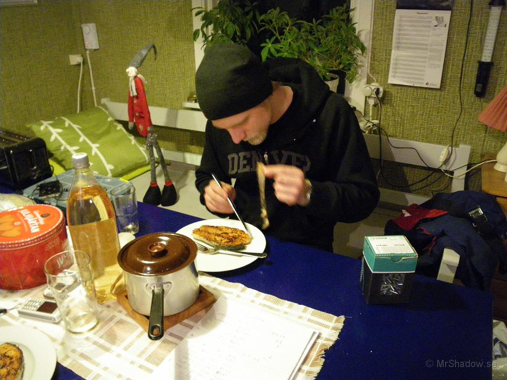 IMGP0038.JPG - Det var lite blandade saker på det matbordet.. Undrar vad skruvpaketat har där att göra ?? Tomten har vaknat också