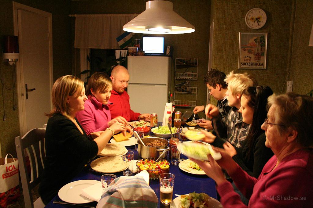 IMG_4066.JPG - Mat i stora lass. Hela familjen samlad för lite Taco i slåttet