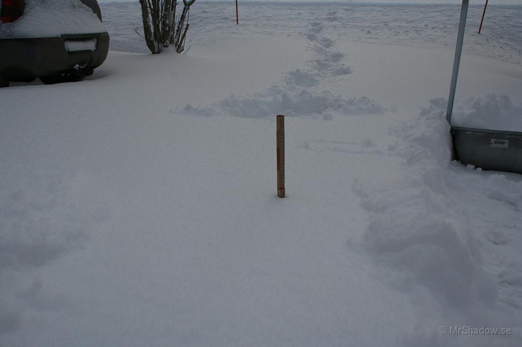 IMG_4077.JPG - Snödjup mätning 1. Kan inte låta bli att sticka ner tumstocken för att mäta djupet