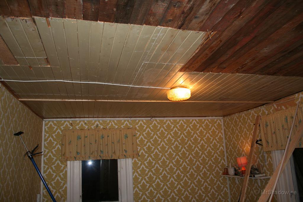 IMG_4091.JPG - Takjobb igen och nu har första "riktningen" gjorts. Efter litesågning och hyvling, finns nu i vart fall en rät linje i taket i form av en ribba, vars tjocklek varierar mellan 5 och 16 mm