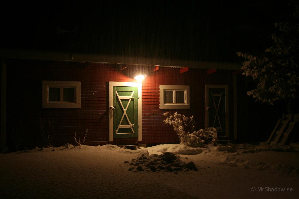 IMG_4092.JPG - Bilden skulle visa ett vackert snöfall med stora "lapptussar", men det blev bara randigt..