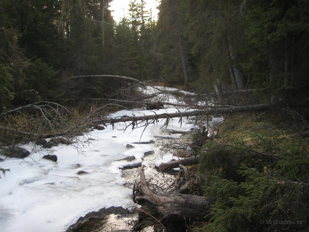 IX70_2021.JPG - 2008-11-09  Isen har delvis laggt sig på Åringsån
