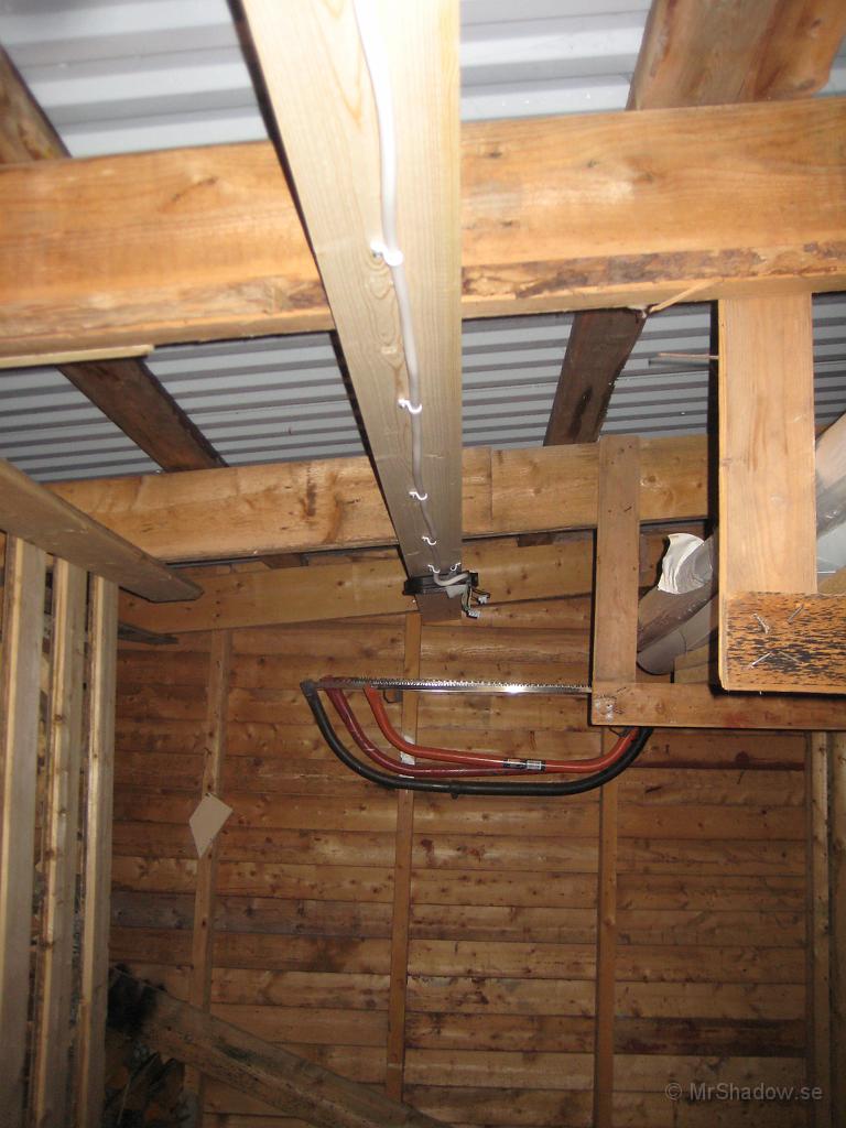 IX70_2027.JPG - Lyse i vedboden behövs. Dragit kabel och börjat montera lampan