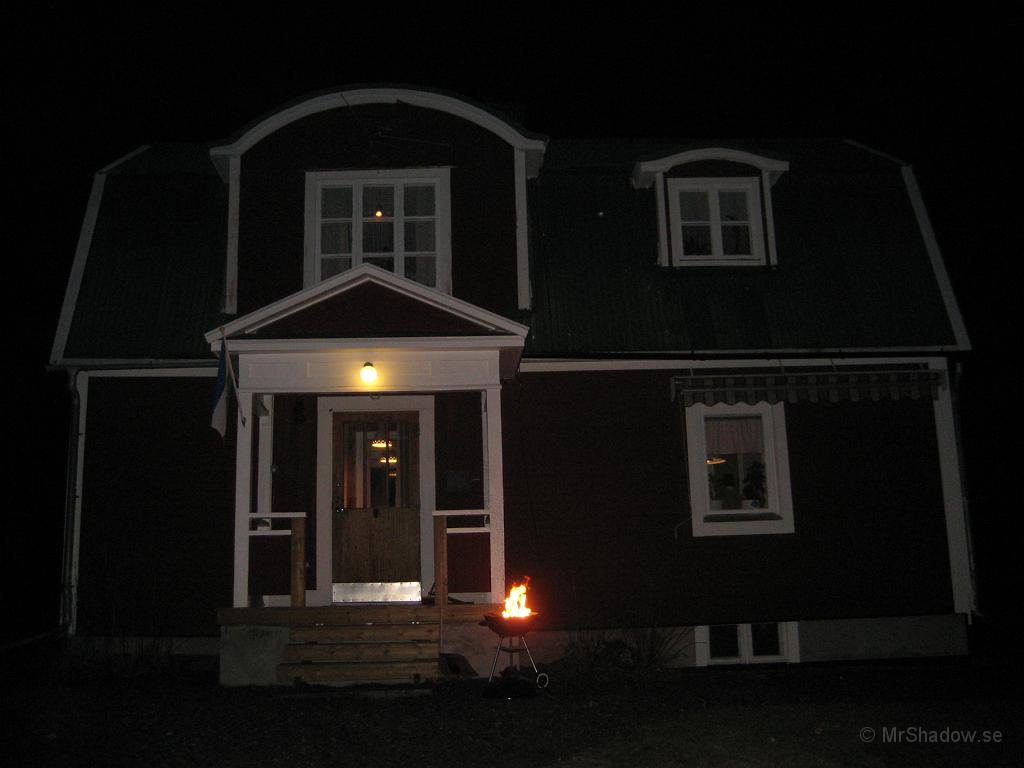 IX70_2034.JPG - Med lite blixthjälp så ser man nästan hela huset ;-)