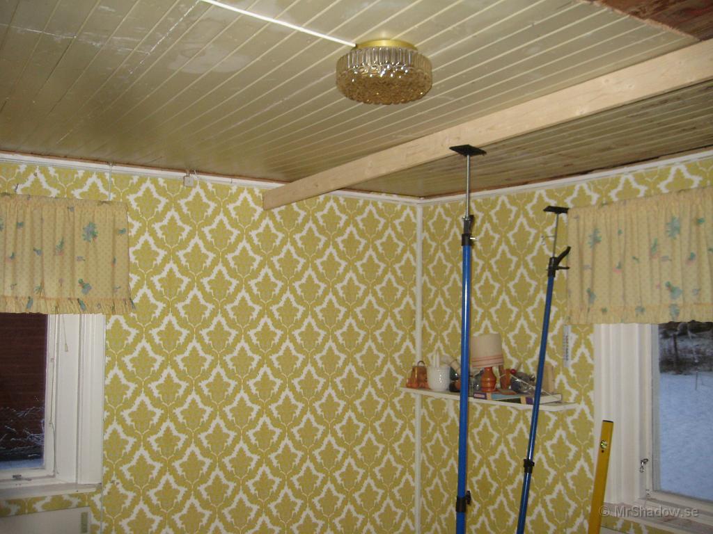 IX70_2056.JPG - Takarbete påbörjas och först gäller det att ta reda på hur snett det är...