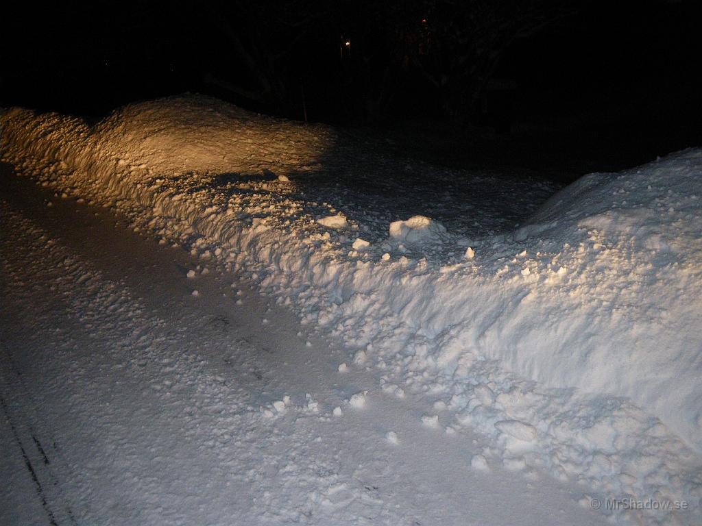 IMGP0047.JPG - 2008-12-04  Nog för att det är kall snö, men den plogvallen kör man inte igenom..