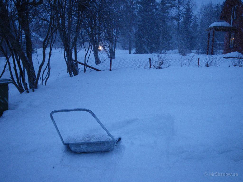 IMGP0097.JPG - Dags att skotta parkeringsplats till gästerna.. Nästan en halv meter är det, men förhållandevis lätt snö.