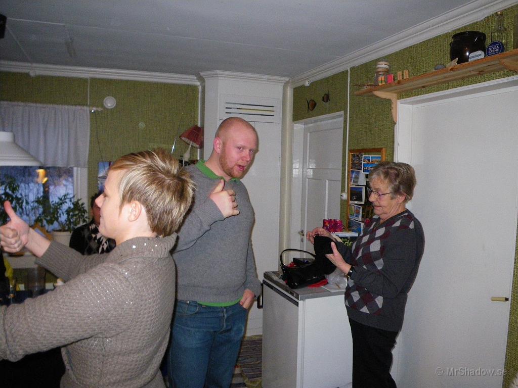 IMGP0099.JPG - 2008-12-21  Både E och M gör tummen upp.. Farmor plockar i handväskan.