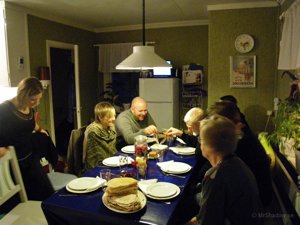 IMGP0102.JPG - Hela familjen samlad och kolla in Bodyguard vad han gör.